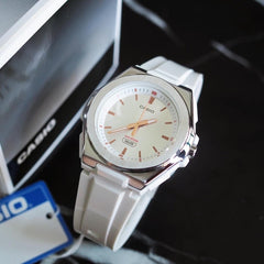 CASIO LWA-300H-7EVDF Women’s / Unisex Analogue Watch – 100 m Water Resistance, Resin Strap & Metal Bezel
