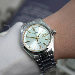 CASIO MTP‑B180D‑7AVDF Men’s Analog Watch – Silver Dial, Stainless Steel Bracelet, 50 m Water Resistant & Minimalist Design