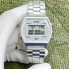 CASIO B640WDG-7DF Digital Vintage Watch – Retro 1980s Style, Stainless Steel Band, Multifunctional, Water-Resistant, Classic White Design