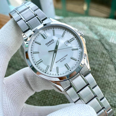 CASIO MTS-100D-7AVDF Men’s Analog Watch – Silver Stainless Steel Case & Band, White Dial, Date Display, Quartz Movement, Sapphire Crystal, 50M Water Resistance – Classic Business Watch for Men