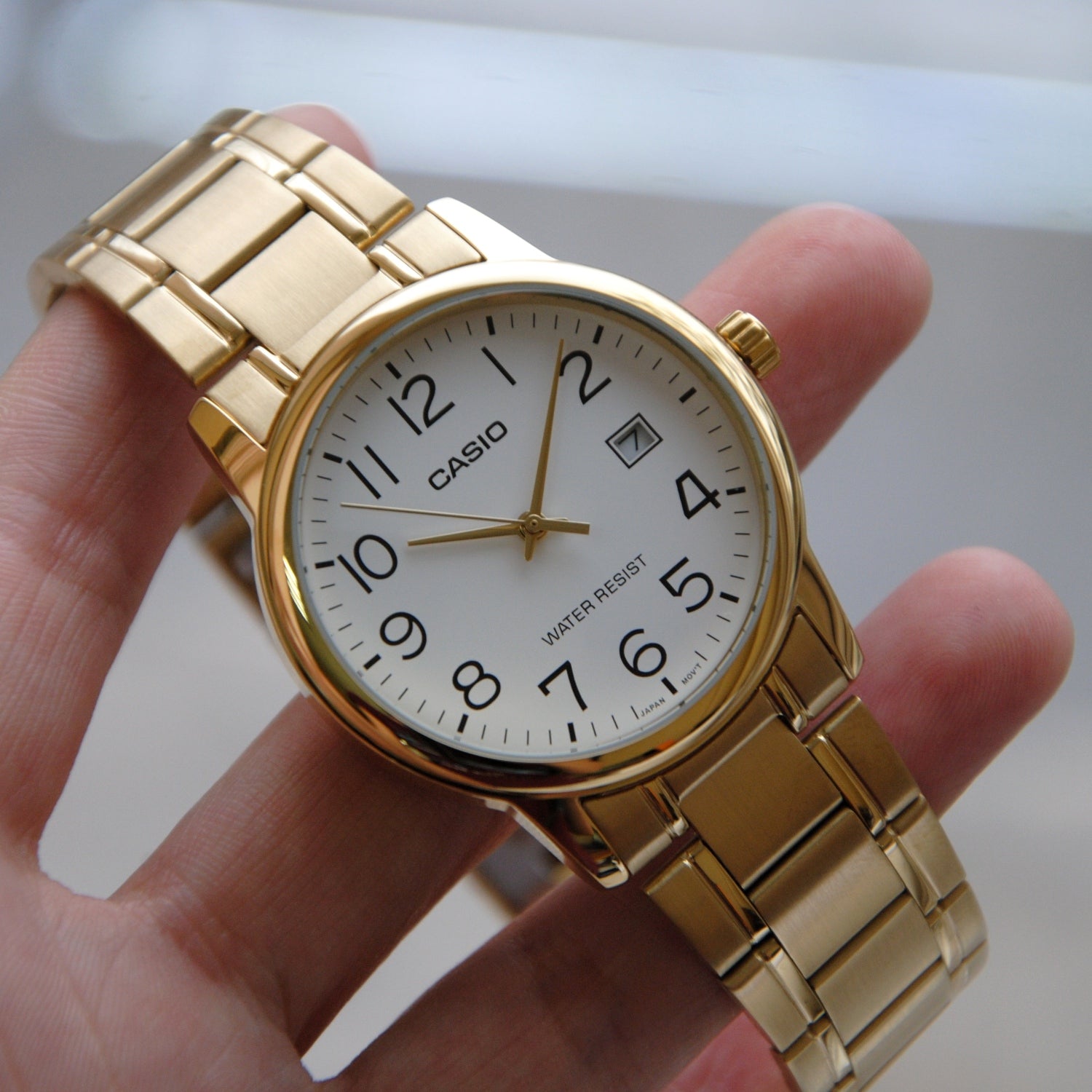 CASIO MTP-V002G Series Standard Analog Men’s Watch – Gold Stainless Steel Case & Band, Date Display, Quartz Movement, 30M Water Resistance, Mineral Glass – Men’s Classic Dress Watch