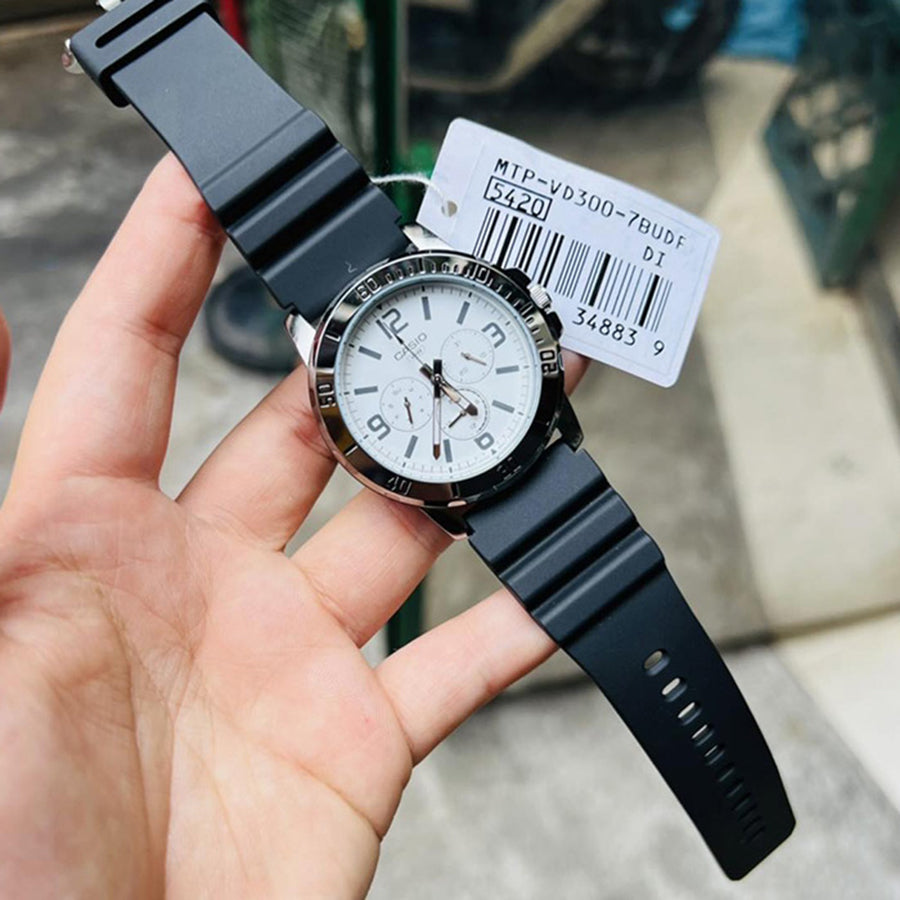CASIO MTP-VD300-7BUDF Standard Analog Men’s Watch – White Dial, Stainless Steel Case & Band, Day & Date Display, Quartz Movement, 50M Water Resistance, Mineral Glass – Men’s Classic Business Watch