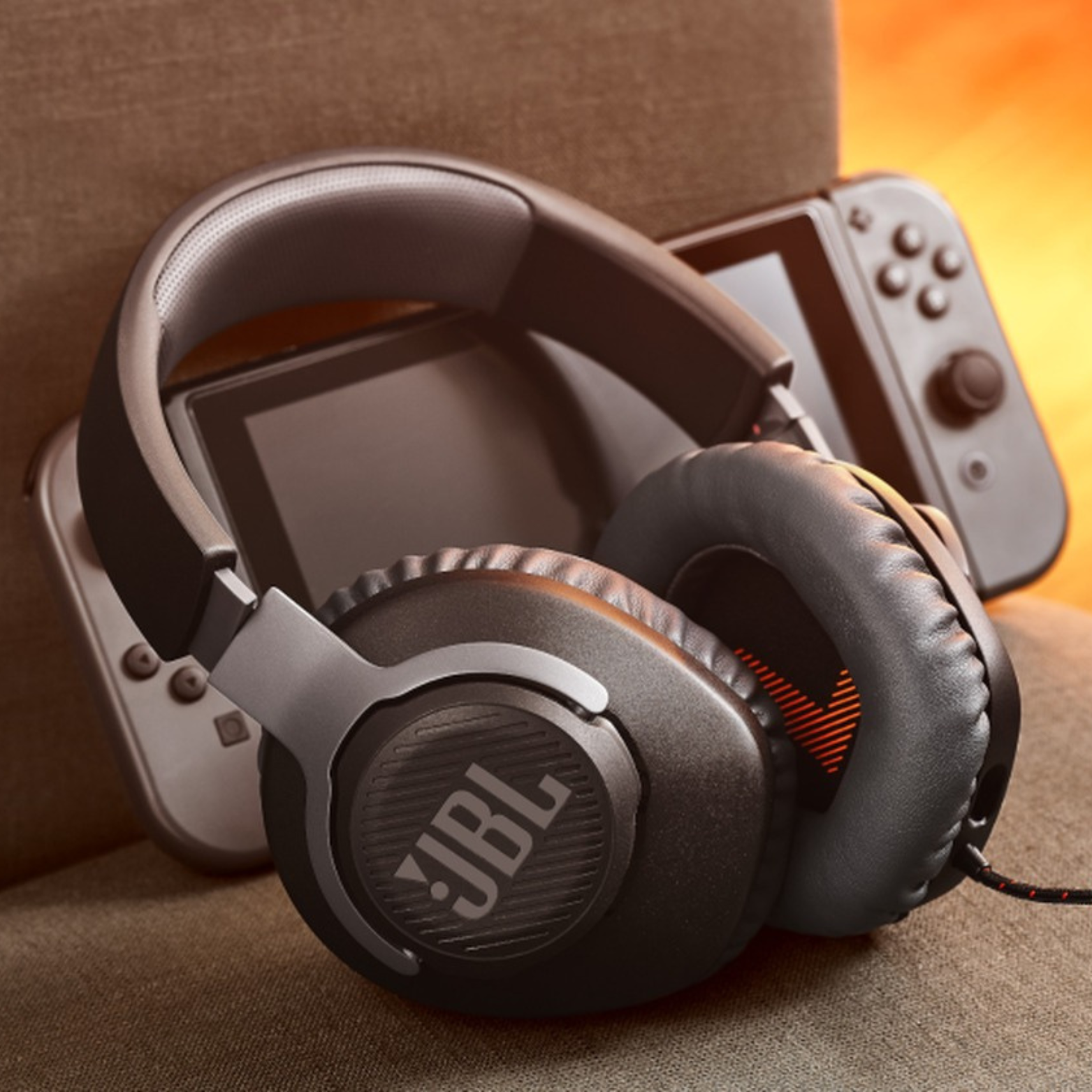 سماعة الألعاب السلكية JBL QUANTUM 100 مع ميكروفون قابل للفصل