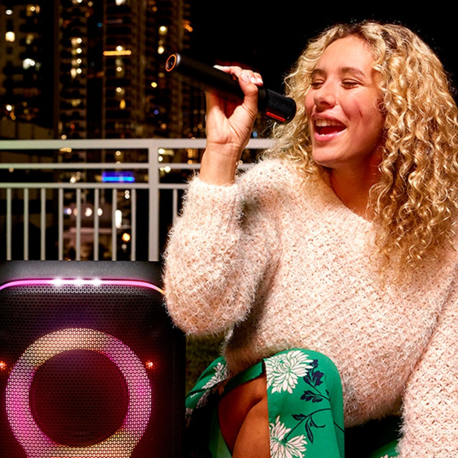 مجموعة ميكروفون لاسلكي JBL PARTYBOX مكونة من قطعتين
